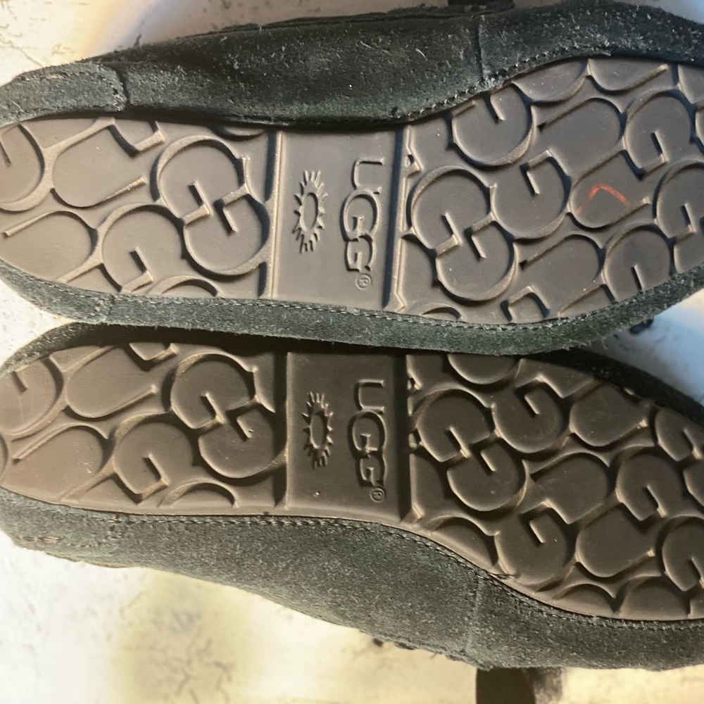 UGG Kids Moccasins in Forest Black Details - Picture 11 of 11